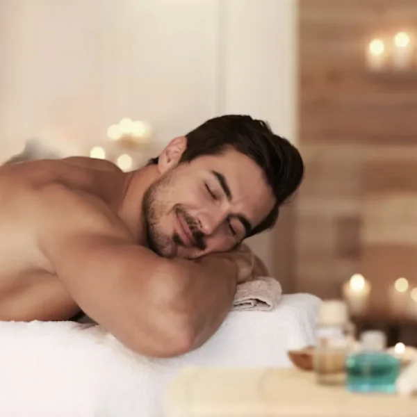 Masaje relajante para hombres terapia corporal profesional en spa masculino
